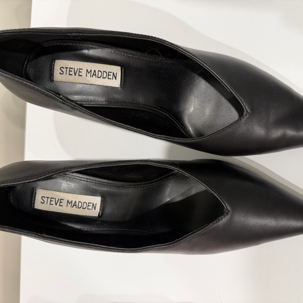 Steve Madden Sleek Black Pointed Heels - Picture 2 of 4